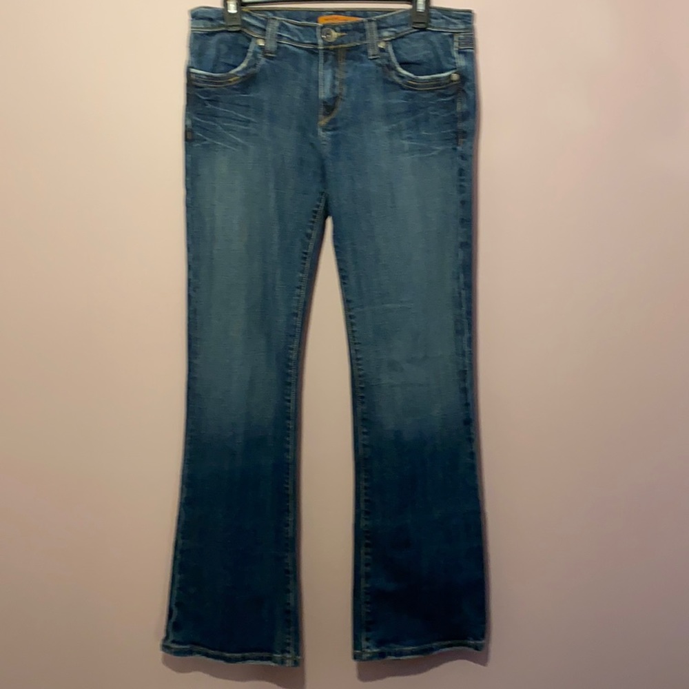 Vertigo Paris Jeans Manufactured raw hem and pocket edge, bootcut low rise 4/28